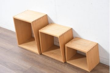 中古　美品　廃番の希少な楢(ナラ)材モデル　北海道家具ブランド　cosine(コサイン)　シンプルで機能的な3個組ネストスツール(サイドテーブル、飾り台、花台)(R-083645)