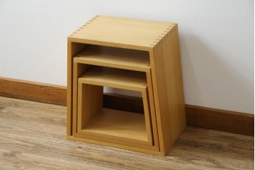 中古　美品　廃番の希少な楢(ナラ)材モデル　北海道家具ブランド　cosine(コサイン)　シンプルで機能的な3個組ネストスツール　(R-083645)