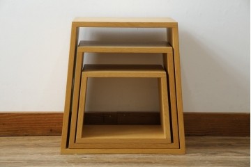 中古　美品　廃番の希少な楢(ナラ)材モデル　北海道家具ブランド　cosine(コサイン)　シンプルで機能的な3個組ネストスツール　(R-083645)