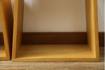 中古　美品　廃番の希少な楢(ナラ)材モデル　北海道家具ブランド　cosine(コサイン)　シンプルで機能的な3個組ネストスツール　(R-083645)