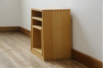 中古　美品　廃番の希少な楢(ナラ)材モデル　北海道家具ブランド　cosine(コサイン)　シンプルで機能的な3個組ネストスツール　(R-083645)