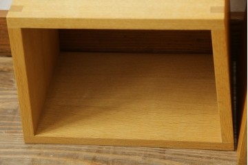 中古　美品　廃番の希少な楢(ナラ)材モデル　北海道家具ブランド　cosine(コサイン)　シンプルで機能的な3個組ネストスツール　(R-083645)