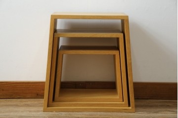 中古　美品　廃番の希少な楢(ナラ)材モデル　北海道家具ブランド　cosine(コサイン)　シンプルで機能的な3個組ネストスツール　(R-083645)
