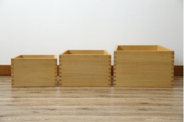 中古　美品　廃番の希少な楢(ナラ)材モデル　北海道家具ブランド　cosine(コサイン)　シンプルで機能的な3個組ネストスツール　(R-083645)