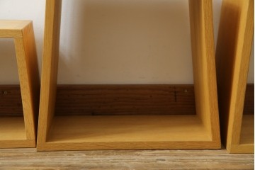 中古　美品　廃番の希少な楢(ナラ)材モデル　北海道家具ブランド　cosine(コサイン)　シンプルで機能的な3個組ネストスツール　(R-083645)