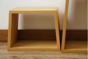 中古　美品　廃番の希少な楢(ナラ)材モデル　北海道家具ブランド　cosine(コサイン)　シンプルで機能的な3個組ネストスツール　(R-083645)