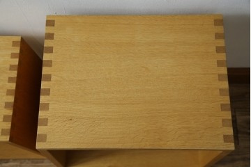 中古　美品　廃番の希少な楢(ナラ)材モデル　北海道家具ブランド　cosine(コサイン)　シンプルで機能的な3個組ネストスツール　(R-083645)