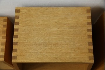 中古　美品　廃番の希少な楢(ナラ)材モデル　北海道家具ブランド　cosine(コサイン)　シンプルで機能的な3個組ネストスツール　(R-083645)