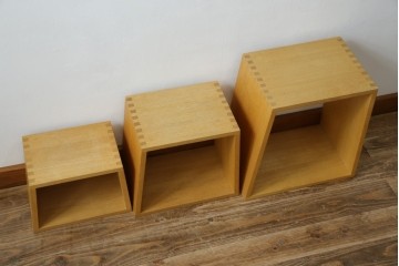 中古　美品　廃番の希少な楢(ナラ)材モデル　北海道家具ブランド　cosine(コサイン)　シンプルで機能的な3個組ネストスツール　(R-083645)