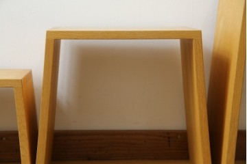 中古　美品　廃番の希少な楢(ナラ)材モデル　北海道家具ブランド　cosine(コサイン)　シンプルで機能的な3個組ネストスツール　(R-083645)