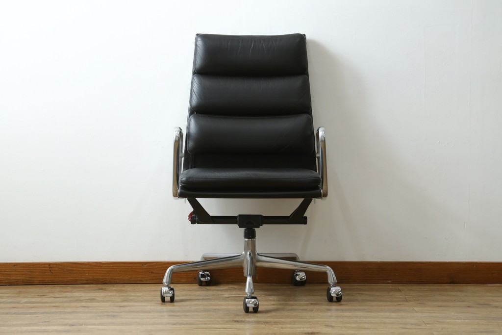 中古　美品　Hermanmiller(ハーマンミラー社)　Charles & Ray Eames(チャールズ&レイ・イームズ)　ソフトパッド　エグゼクティブチェア　現行定価約67万円　(R-083671)