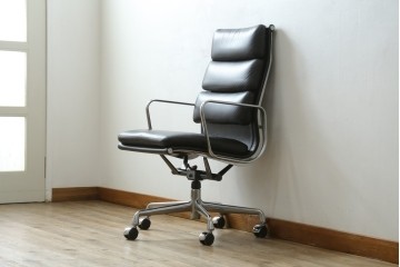 中古　美品　Hermanmiller(ハーマンミラー社)　Charles & Ray Eames(チャールズ&レイ・イームズ)　ソフトパッド　エグゼクティブチェア　現行定価約67万円　(R-083671)