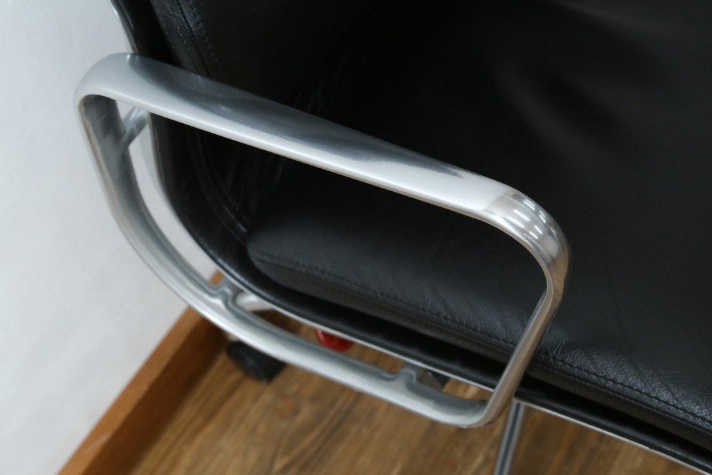 中古　美品　Hermanmiller(ハーマンミラー社)　Charles & Ray Eames(チャールズ&レイ・イームズ)　ソフトパッド　エグゼクティブチェア　現行定価約67万円　(R-083671)