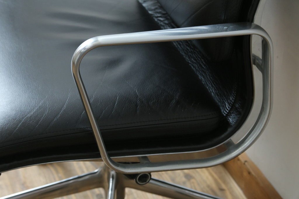 中古　美品　Hermanmiller(ハーマンミラー社)　Charles & Ray Eames(チャールズ&レイ・イームズ)　ソフトパッド　エグゼクティブチェア　現行定価約67万円　(R-083671)