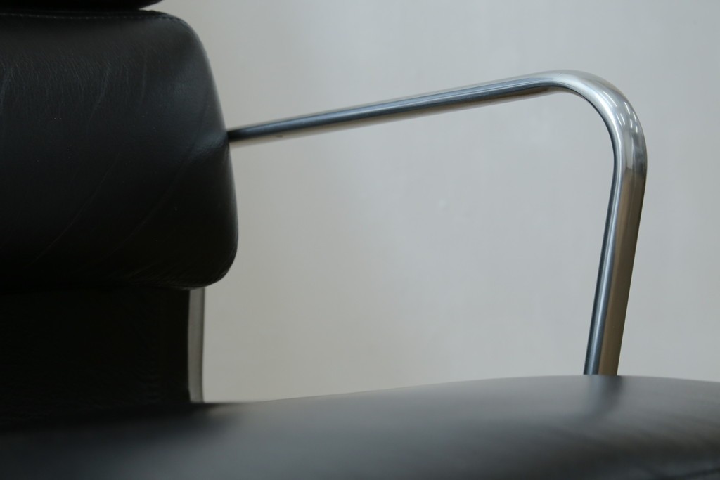 中古　美品　Hermanmiller(ハーマンミラー社)　Charles & Ray Eames(チャールズ&レイ・イームズ)　ソフトパッド　エグゼクティブチェア　現行定価約67万円　(R-083671)