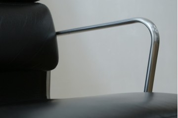 中古　美品　Hermanmiller(ハーマンミラー社)　Charles & Ray Eames(チャールズ&レイ・イームズ)　ソフトパッド　エグゼクティブチェア　現行定価約67万円　(R-083671)