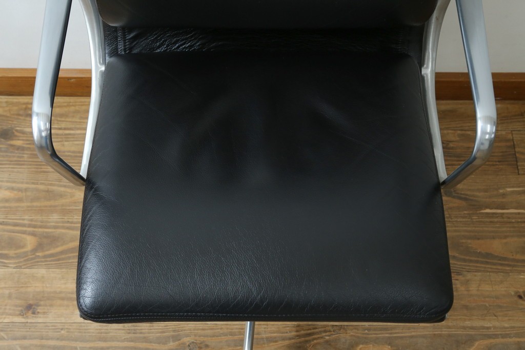 中古　美品　Hermanmiller(ハーマンミラー社)　Charles & Ray Eames(チャールズ&レイ・イームズ)　ソフトパッド　エグゼクティブチェア　現行定価約67万円　(R-083671)