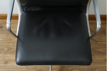 中古　美品　Hermanmiller(ハーマンミラー社)　Charles & Ray Eames(チャールズ&レイ・イームズ)　ソフトパッド　エグゼクティブチェア　現行定価約67万円　(R-083671)