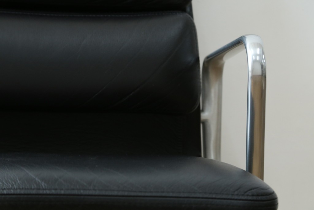 中古　美品　Hermanmiller(ハーマンミラー社)　Charles & Ray Eames(チャールズ&レイ・イームズ)　ソフトパッド　エグゼクティブチェア　現行定価約67万円　(R-083671)