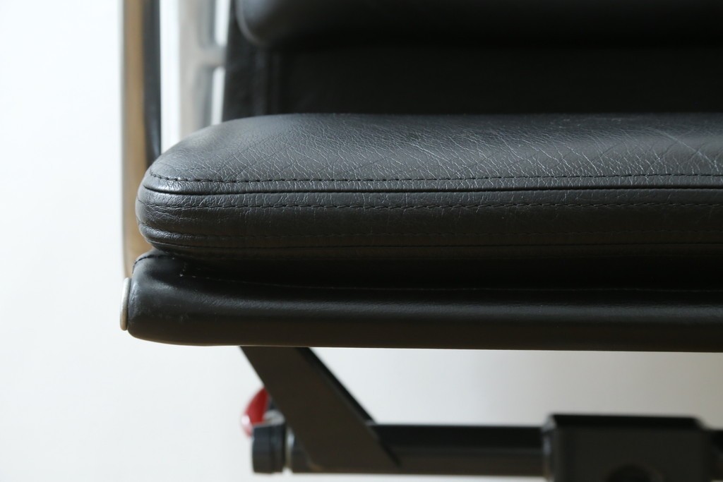中古　美品　Hermanmiller(ハーマンミラー社)　Charles & Ray Eames(チャールズ&レイ・イームズ)　ソフトパッド　エグゼクティブチェア　現行定価約67万円　(R-083671)