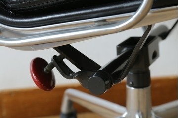 中古　美品　Hermanmiller(ハーマンミラー社)　Charles & Ray Eames(チャールズ&レイ・イームズ)　ソフトパッド　エグゼクティブチェア　現行定価約67万円　(R-083671)