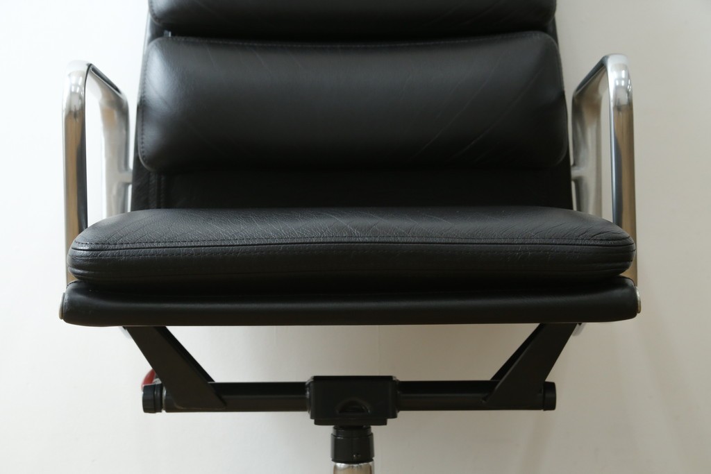 中古　美品　Hermanmiller(ハーマンミラー社)　Charles & Ray Eames(チャールズ&レイ・イームズ)　ソフトパッド　エグゼクティブチェア　現行定価約67万円　(R-083671)