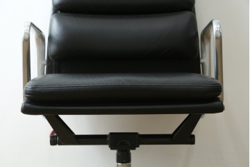 中古　美品　Hermanmiller(ハーマンミラー社)　Charles & Ray Eames(チャールズ&レイ・イームズ)　ソフトパッド　エグゼクティブチェア　現行定価約67万円　(R-083671)