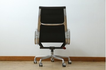 中古　美品　Hermanmiller(ハーマンミラー社)　Charles & Ray Eames(チャールズ&レイ・イームズ)　ソフトパッド　エグゼクティブチェア　現行定価約67万円　(R-083671)