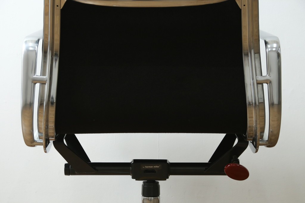 中古　美品　Hermanmiller(ハーマンミラー社)　Charles & Ray Eames(チャールズ&レイ・イームズ)　ソフトパッド　エグゼクティブチェア　現行定価約67万円　(R-083671)