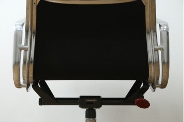 中古　美品　Hermanmiller(ハーマンミラー社)　Charles & Ray Eames(チャールズ&レイ・イームズ)　ソフトパッド　エグゼクティブチェア　現行定価約67万円　(R-083671)