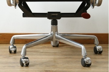中古　美品　Hermanmiller(ハーマンミラー社)　Charles & Ray Eames(チャールズ&レイ・イームズ)　ソフトパッド　エグゼクティブチェア　現行定価約67万円　(R-083671)
