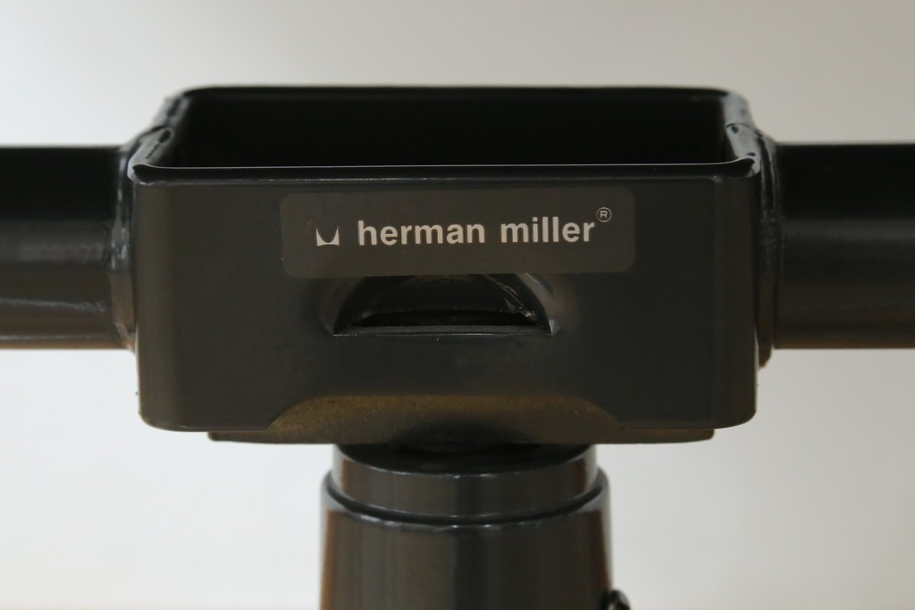 中古　美品　Hermanmiller(ハーマンミラー社)　Charles & Ray Eames(チャールズ&レイ・イームズ)　ソフトパッド　エグゼクティブチェア　現行定価約67万円　(R-083671)