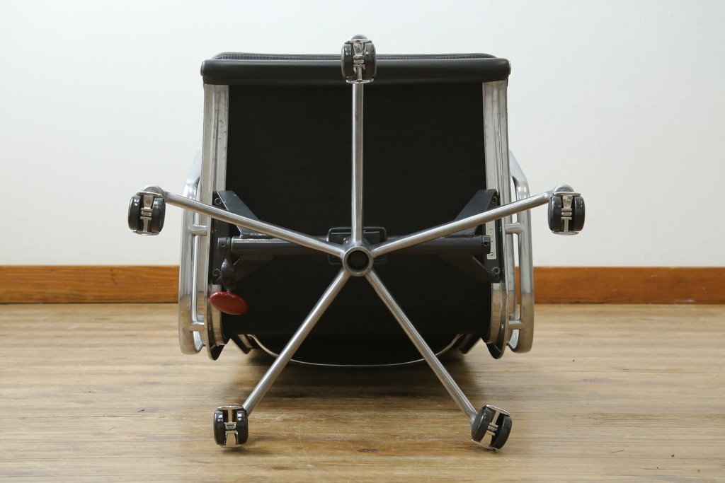 中古　美品　Hermanmiller(ハーマンミラー社)　Charles & Ray Eames(チャールズ&レイ・イームズ)　ソフトパッド　エグゼクティブチェア　現行定価約67万円　(R-083671)