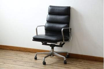 中古　美品　Hermanmiller(ハーマンミラー社)　Charles & Ray Eames(チャールズ&レイ・イームズ)　ソフトパッド　スタイリッシュで機能美あふれるエグゼクティブチェア(デスクチェア、アームチェア、椅子、イス、回転椅子、回転チェア)(現行定価約67万円)(R-083671)