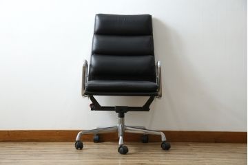 中古　美品　Hermanmiller(ハーマンミラー社)　Charles & Ray Eames(チャールズ&レイ・イームズ)　ソフトパッド　スタイリッシュで機能美あふれるエグゼクティブチェア(デスクチェア、アームチェア、椅子、イス、回転椅子、回転チェア)(現行定価約67万円)(R-083671)