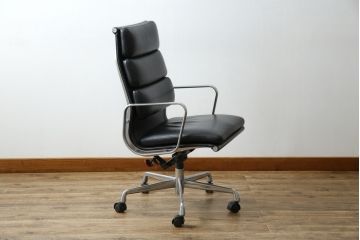 中古　美品　Hermanmiller(ハーマンミラー社)　Charles & Ray Eames(チャールズ&レイ・イームズ)　ソフトパッド　スタイリッシュで機能美あふれるエグゼクティブチェア(デスクチェア、アームチェア、椅子、イス、回転椅子、回転チェア)(現行定価約67万円)(R-083671)