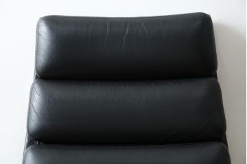 中古　美品　Hermanmiller(ハーマンミラー社)　Charles & Ray Eames(チャールズ&レイ・イームズ)　ソフトパッド　スタイリッシュで機能美あふれるエグゼクティブチェア(デスクチェア、アームチェア、椅子、イス、回転椅子、回転チェア)(現行定価約67万円)(R-083671)