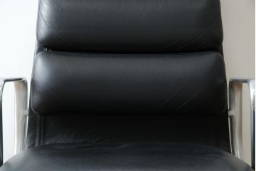 中古　美品　Hermanmiller(ハーマンミラー社)　Charles & Ray Eames(チャールズ&レイ・イームズ)　ソフトパッド　スタイリッシュで機能美あふれるエグゼクティブチェア(デスクチェア、アームチェア、椅子、イス、回転椅子、回転チェア)(現行定価約67万円)(R-083671)