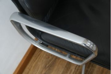 中古　美品　Hermanmiller(ハーマンミラー社)　Charles & Ray Eames(チャールズ&レイ・イームズ)　ソフトパッド　スタイリッシュで機能美あふれるエグゼクティブチェア(デスクチェア、アームチェア、椅子、イス、回転椅子、回転チェア)(現行定価約67万円)(R-083671)