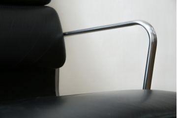 中古　美品　Hermanmiller(ハーマンミラー社)　Charles & Ray Eames(チャールズ&レイ・イームズ)　ソフトパッド　スタイリッシュで機能美あふれるエグゼクティブチェア(デスクチェア、アームチェア、椅子、イス、回転椅子、回転チェア)(現行定価約67万円)(R-083671)