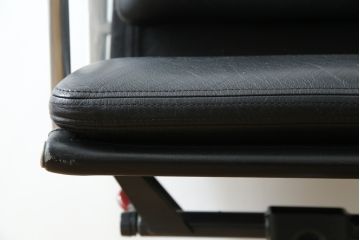 中古　美品　Hermanmiller(ハーマンミラー社)　Charles & Ray Eames(チャールズ&レイ・イームズ)　ソフトパッド　スタイリッシュで機能美あふれるエグゼクティブチェア(デスクチェア、アームチェア、椅子、イス、回転椅子、回転チェア)(現行定価約67万円)(R-083671)