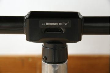 中古　美品　Hermanmiller(ハーマンミラー社)　Charles & Ray Eames(チャールズ&レイ・イームズ)　ソフトパッド　スタイリッシュで機能美あふれるエグゼクティブチェア(デスクチェア、アームチェア、椅子、イス、回転椅子、回転チェア)(現行定価約67万円)(R-083671)