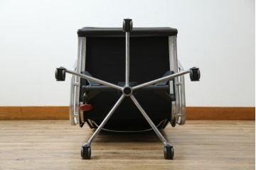 中古　美品　Hermanmiller(ハーマンミラー社)　Charles & Ray Eames(チャールズ&レイ・イームズ)　ソフトパッド　スタイリッシュで機能美あふれるエグゼクティブチェア(デスクチェア、アームチェア、椅子、イス、回転椅子、回転チェア)(現行定価約67万円)(R-083671)