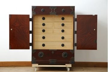 和製ビンテージ　美品　高島屋デパート取り扱い　美しい木目との繊細で力強いあられ金具が魅力的な小箪笥(整理タンス、収納たんす、引き出し、サイドチェスト、ヴィンテージ)(R-083673)