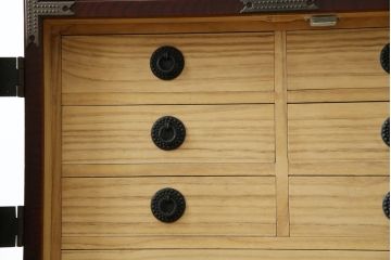 和製ビンテージ　美品　高島屋デパート取り扱い　美しい木目との繊細で力強いあられ金具が魅力的な小箪笥(整理タンス、収納たんす、引き出し、サイドチェスト、ヴィンテージ)(R-083673)