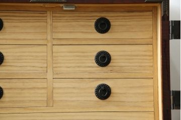 和製ビンテージ　美品　高島屋デパート取り扱い　美しい木目との繊細で力強いあられ金具が魅力的な小箪笥(整理タンス、収納たんす、引き出し、サイドチェスト、ヴィンテージ)(R-083673)
