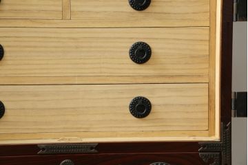 和製ビンテージ　美品　高島屋デパート取り扱い　美しい木目との繊細で力強いあられ金具が魅力的な小箪笥(整理タンス、収納たんす、引き出し、サイドチェスト、ヴィンテージ)(R-083673)