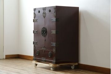 和製ビンテージ　美品　高島屋デパート取り扱い　美しい木目との繊細で力強いあられ金具が魅力的な小箪笥(整理タンス、収納たんす、引き出し、サイドチェスト、ヴィンテージ)(R-083673)
