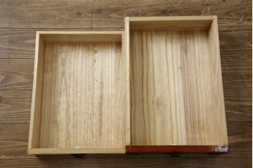和製ビンテージ　美品　高島屋デパート取り扱い　美しい木目との繊細で力強いあられ金具が魅力的な小箪笥(整理タンス、収納たんす、引き出し、サイドチェスト、ヴィンテージ)(R-083673)