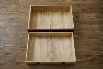 和製ビンテージ　美品　高島屋デパート取り扱い　美しい木目との繊細で力強いあられ金具が魅力的な小箪笥(整理タンス、収納たんす、引き出し、サイドチェスト、ヴィンテージ)(R-083673)